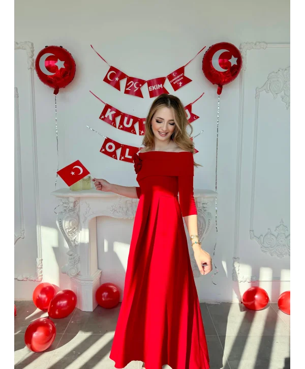 Madonna Yaka Gül Detaylı Kırmızı Elbise