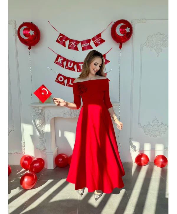 Madonna Yaka Gül Detaylı Kırmızı Elbise