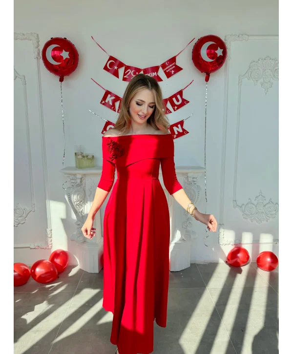 Madonna Yaka Gül Detaylı Kırmızı Elbise