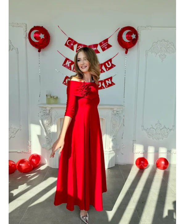 Madonna Yaka Gül Detaylı Kırmızı Elbise