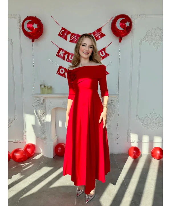 Madonna Yaka Gül Detaylı Kırmızı Elbise