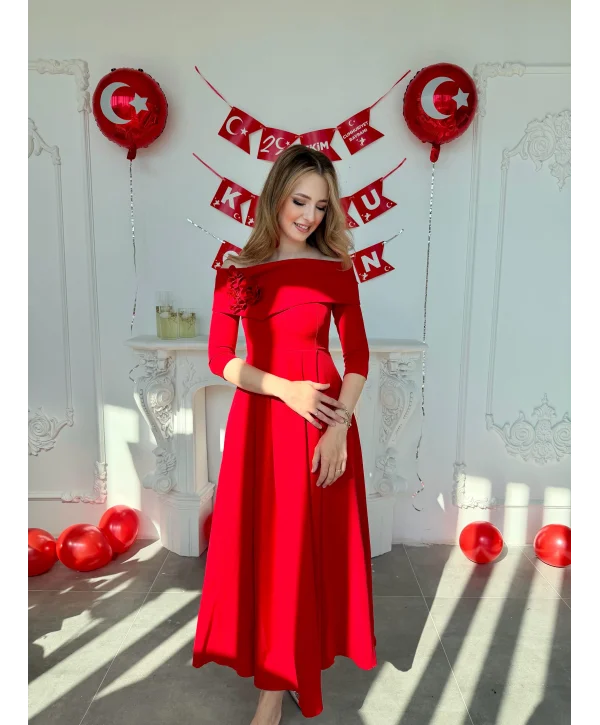 Madonna Yaka Gül Detaylı Kırmızı Elbise