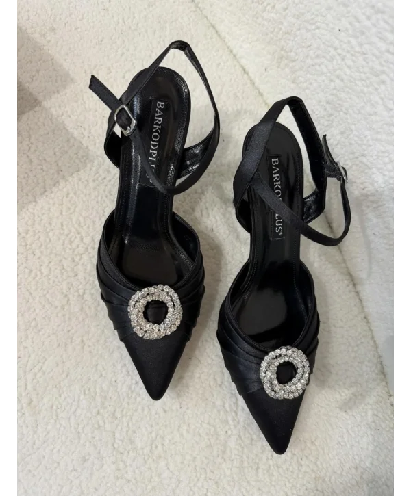 Taş detaylı ayakkabı