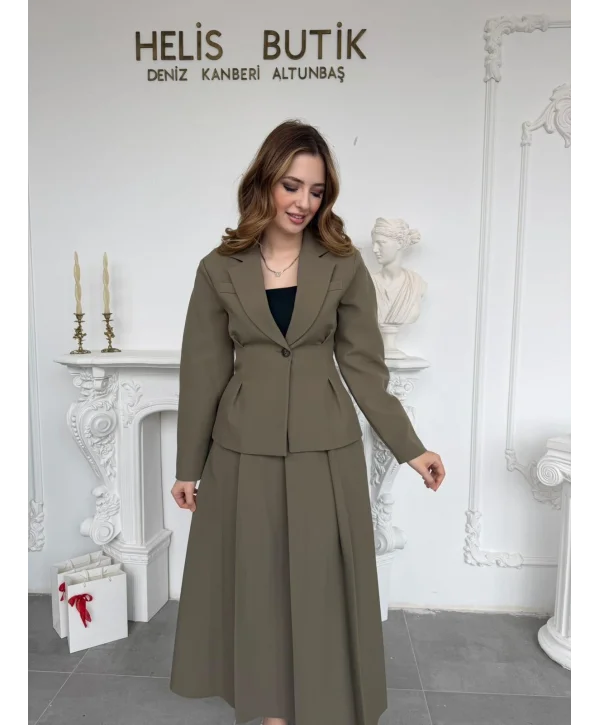 Belden Oturtmalı Haki Ceket ve Uzun Etek Takımı
