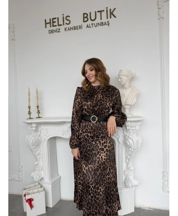 Leopar Desenli Büzgü Yakalı Premium Saten Kemerli Elbise