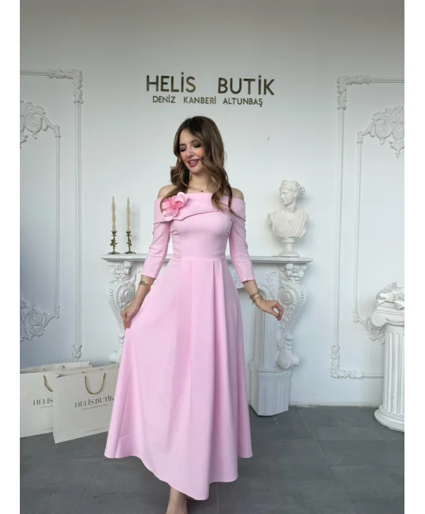 Madonna Yaka Gül Detaylı Pembe Elbise