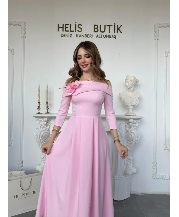Madonna Yaka Gül Detaylı Pembe Elbise