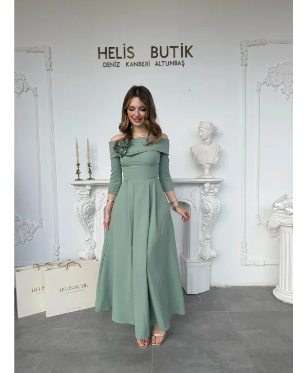 Madonna Yaka Gül Detaylı Yeşil Elbise