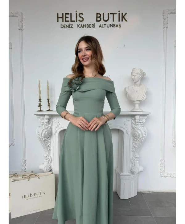 Madonna Yaka Gül Detaylı Yeşil Elbise