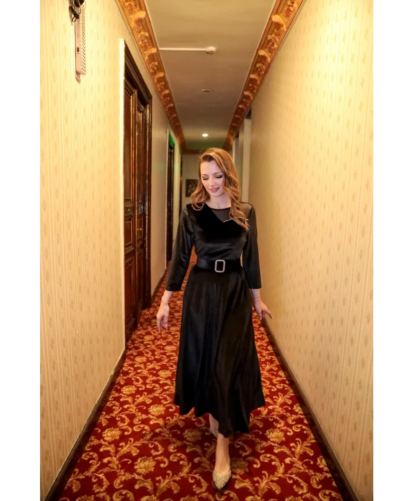 Asimetrik Tül Detaylı Kemerli Kadife Siyah Elbise