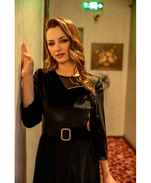 Asimetrik Tül Detaylı Kemerli Kadife Siyah Elbise