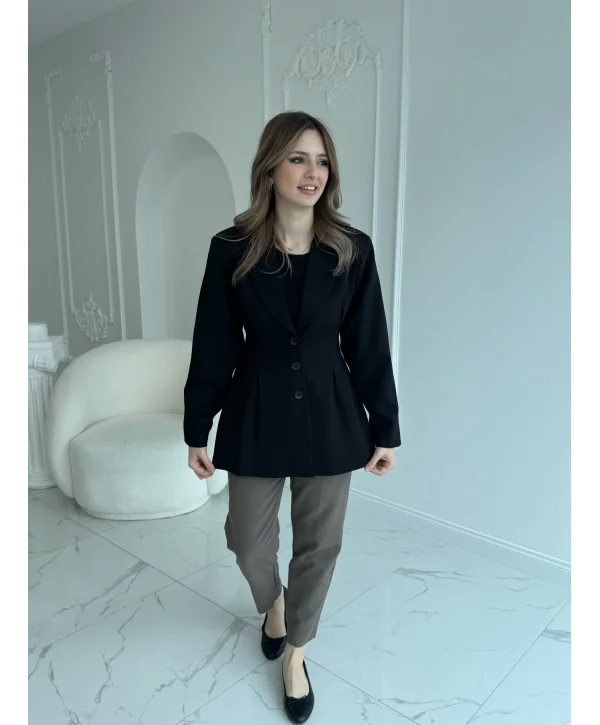 Belden oturtmalılı düğmeli siyah ceket