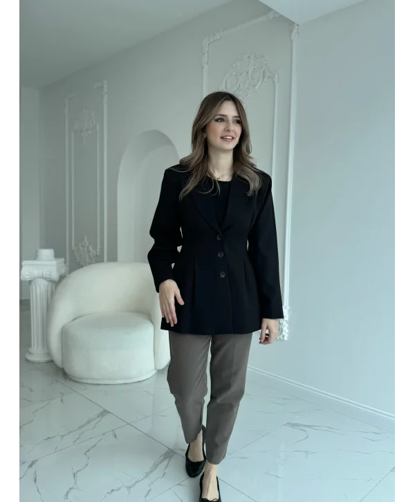 Belden oturtmalılı düğmeli siyah ceket