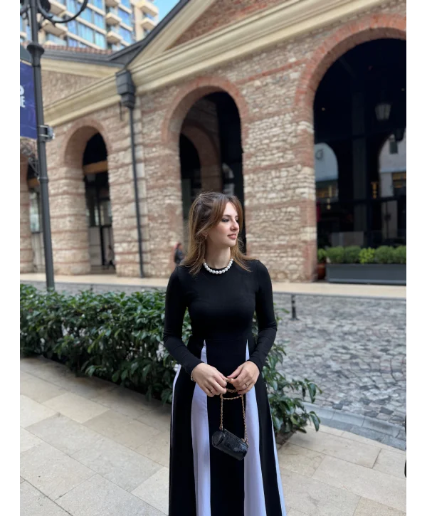 Beyaz Siyah Pile Etekli Triko Elbise