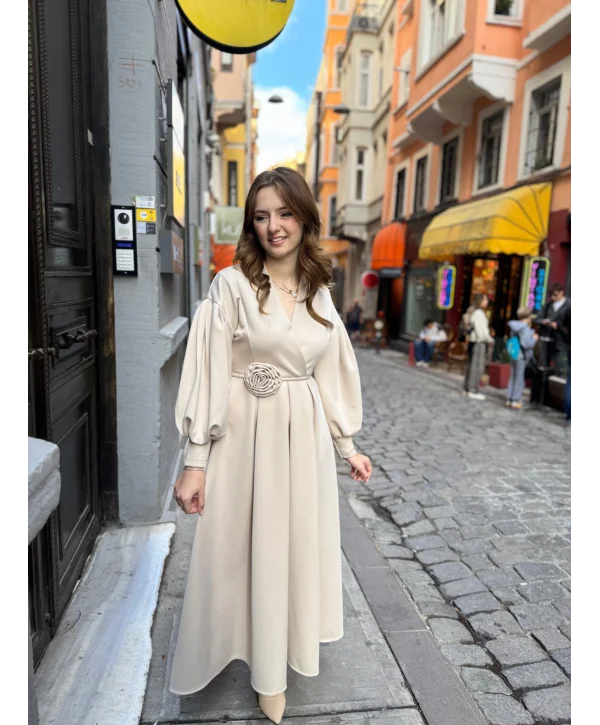 Rosa Krem Gül Kemer Detaylı Scuba Maxi Boy Elbise