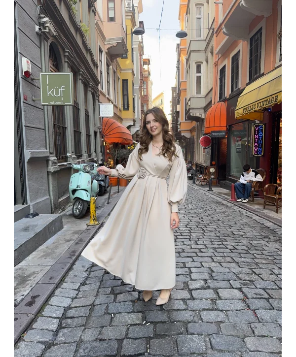 Rosa Krem Gül Kemer Detaylı Scuba Maxi Boy Elbise