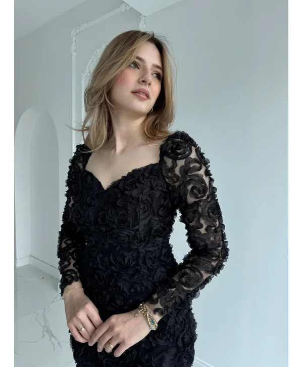 Üç Boyutlu Gül Aplikeli Kalp Yaka Siyah Elbise