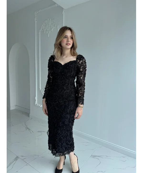 Üç Boyutlu Gül Aplikeli Kalp Yaka Siyah Elbise