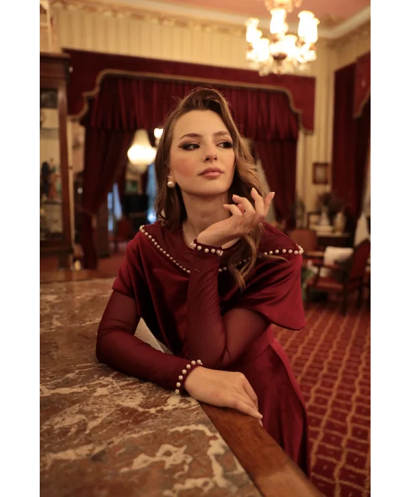 Drape Omuz Tül Kollu İnci İşlemeli Bordo Kadife Elbise