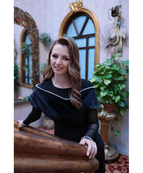 Drape Omuz Tül Kollu İnci İşlemeli Siyah Kadife Elbise