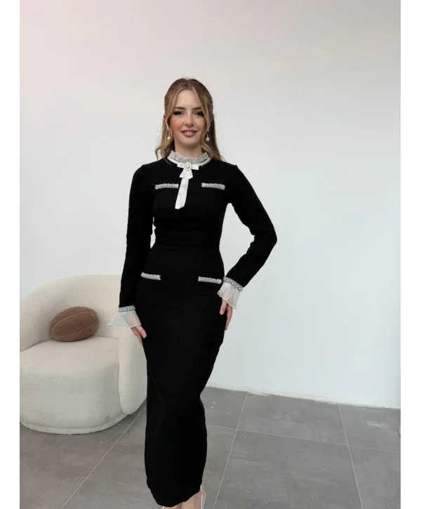 Fiyonklu Yaka Tasarımlı Şanel Tüvit Siyah Elbise