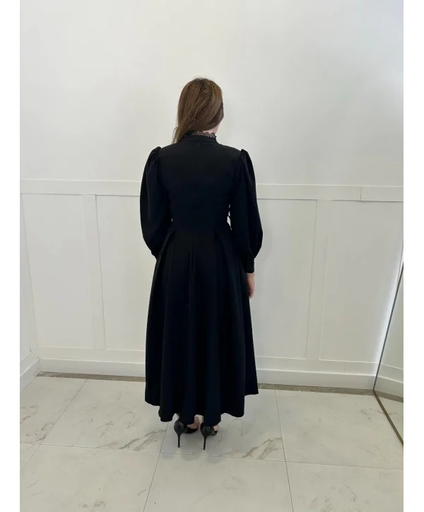 Göğüs Detaylı Yakası Bağlamalı Siyah Max Boy Elbise