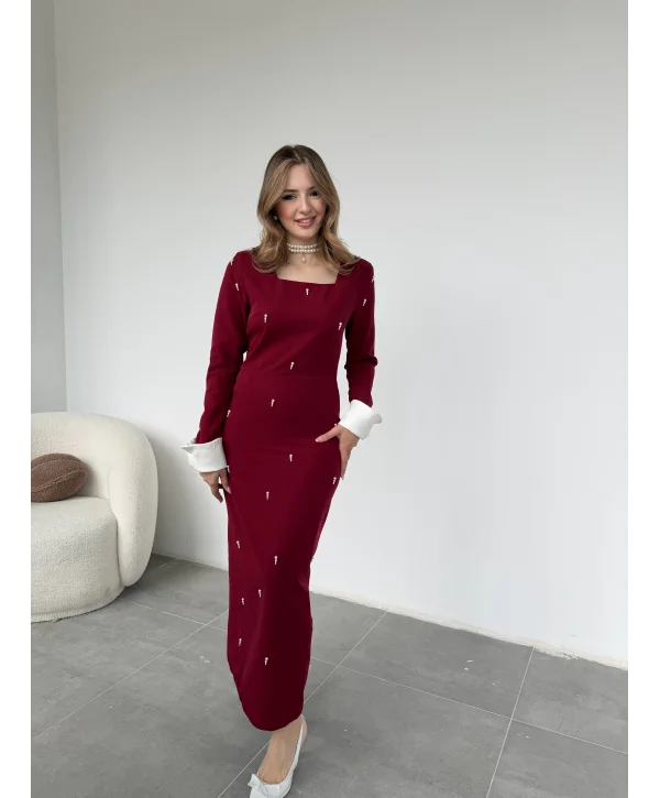 İnci Detaylı Kare Yaka Beyaz Manşetli Bordo Elbise
