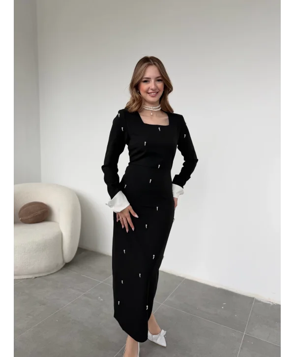 İnci Detaylı Kare Yaka Beyaz Manşetli Siyah Elbise