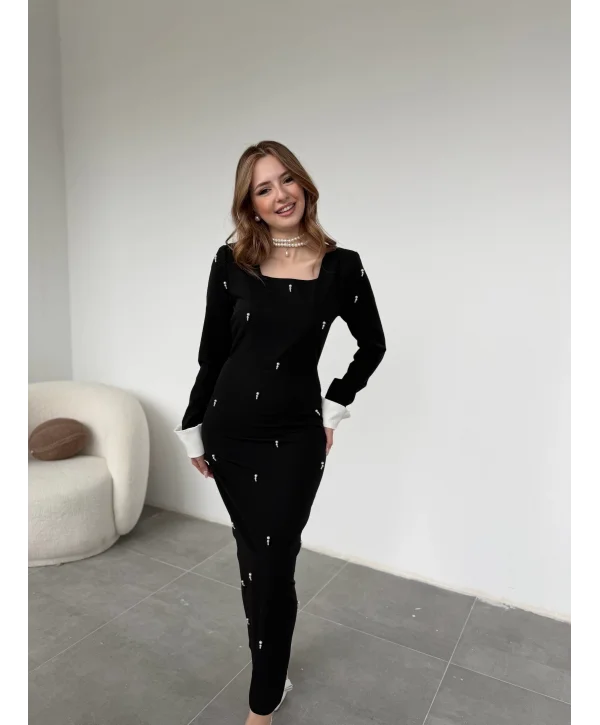 İnci Detaylı Kare Yaka Beyaz Manşetli Siyah Elbise