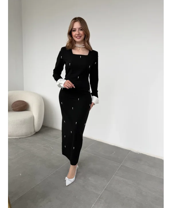 İnci Detaylı Kare Yaka Beyaz Manşetli Siyah Elbise