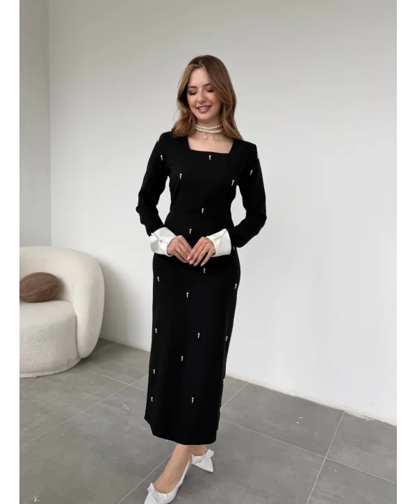 İnci Detaylı Kare Yaka Beyaz Manşetli Siyah Elbise