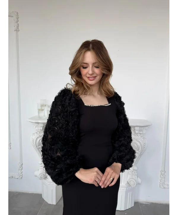 İnci Yaka ve Gül Aplike Kol Detaylı Siyah Elbise