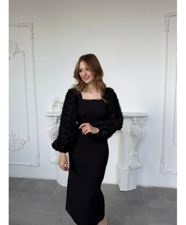 İnci Yaka ve Gül Aplike Kol Detaylı Siyah Elbise