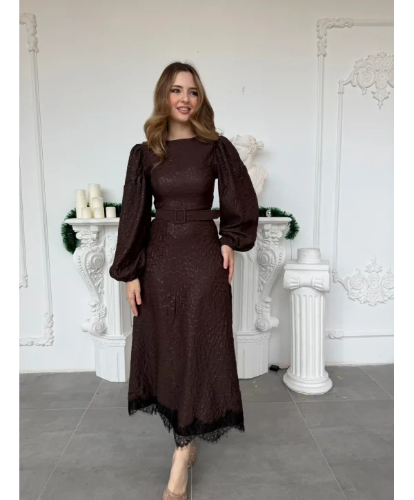 Işıltılı Özel Kumaş Kemerli Etek Ucu Dantelli Kahve Elbise