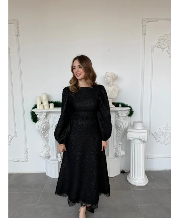Işıltılı Özel Kumaş Kemerli Etek Ucu Dantelli Siyah Elbise