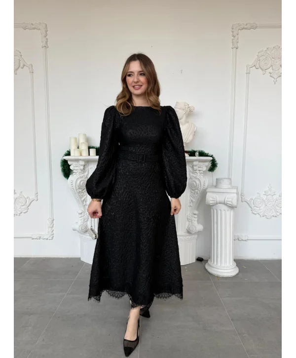 Işıltılı Özel Kumaş Kemerli Etek Ucu Dantelli Siyah Elbise
