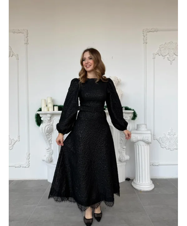 Işıltılı Özel Kumaş Kemerli Etek Ucu Dantelli Siyah Elbise