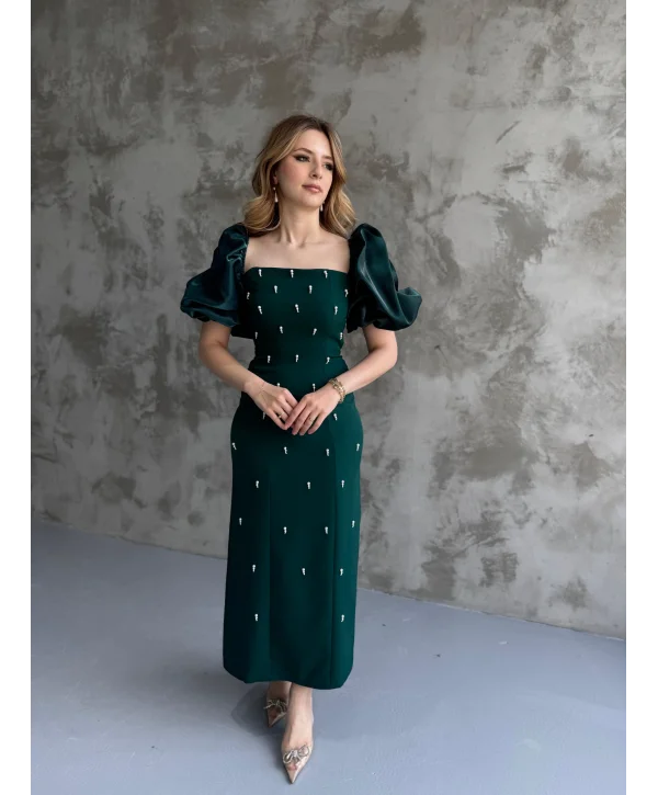 Kare Yaka Maxi Boy Taş Detaylı PERA Zümrüt Elbise