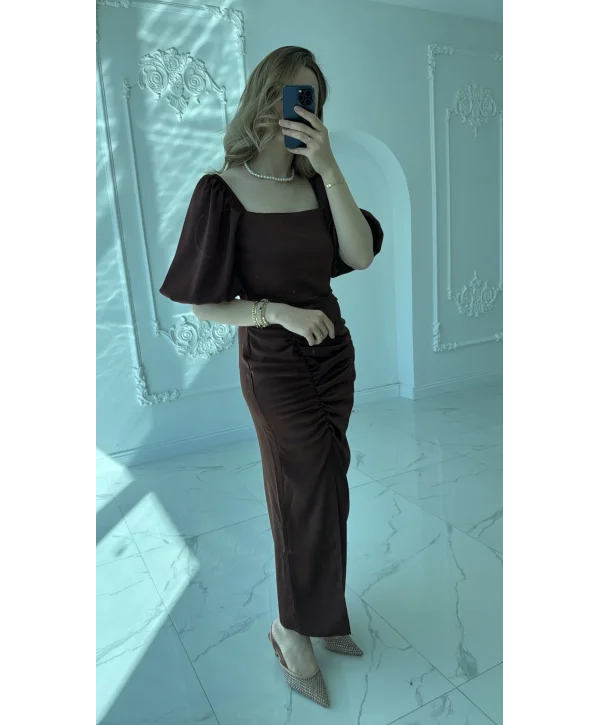 Kare Yaka Saten Önü Büzgülü Yırtmaçlı Kahve Elbise
