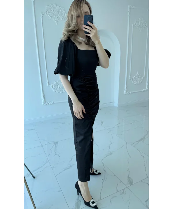 Kare Yaka Saten Önü Büzgülü Yırtmaçlı Siyah Elbise