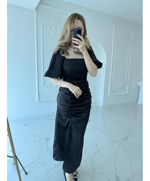 Kare Yaka Saten Önü Büzgülü Yırtmaçlı Siyah Elbise