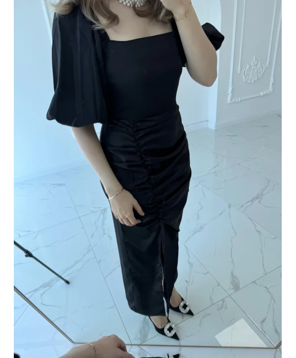 Kare Yaka Saten Önü Büzgülü Yırtmaçlı Siyah Elbise