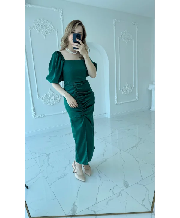 Kare Yaka Saten Önü Büzgülü Yırtmaçlı Zümrüt Elbise