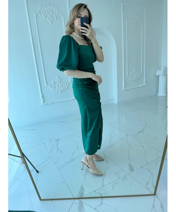 Kare Yaka Saten Önü Büzgülü Yırtmaçlı Zümrüt Elbise