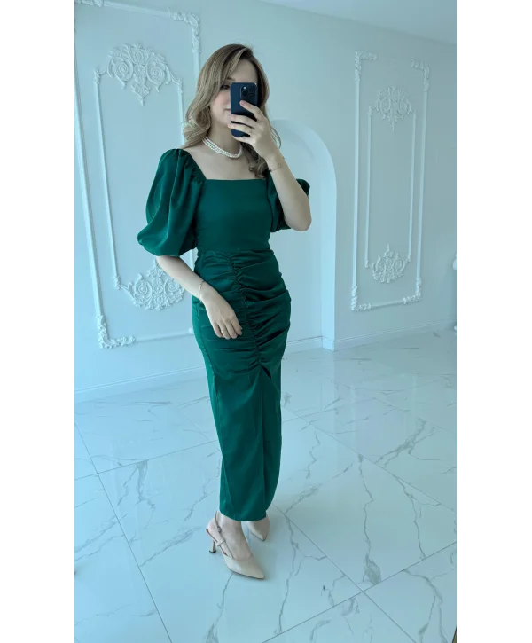 Kare Yaka Saten Önü Büzgülü Yırtmaçlı Zümrüt Elbise