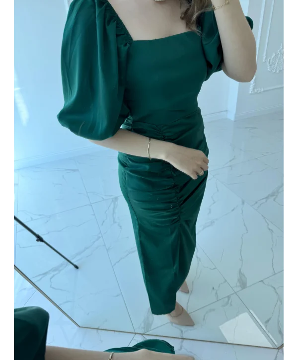 Kare Yaka Saten Önü Büzgülü Yırtmaçlı Zümrüt Elbise