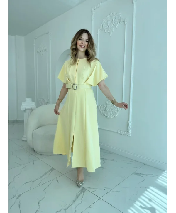 Kemer Detaylı Yırtmaçlı Pliseli Maxi Boy Sarı Elbise