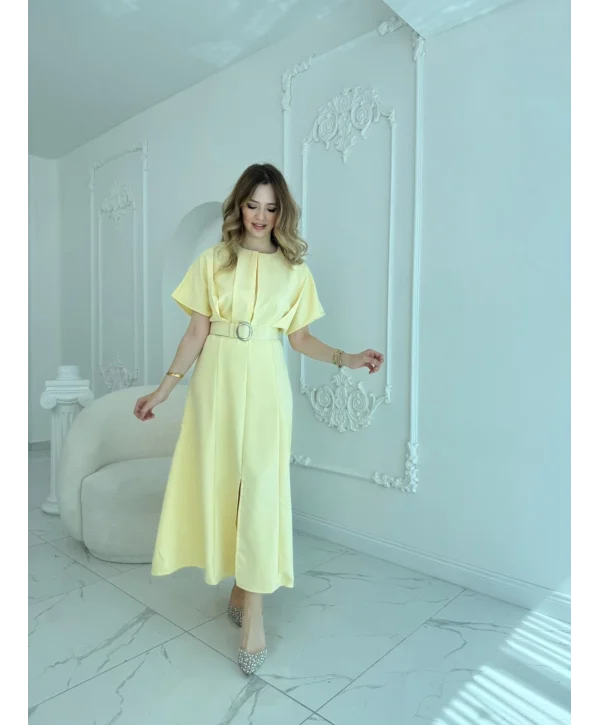 Kemer Detaylı Yırtmaçlı Pliseli Maxi Boy Sarı Elbise
