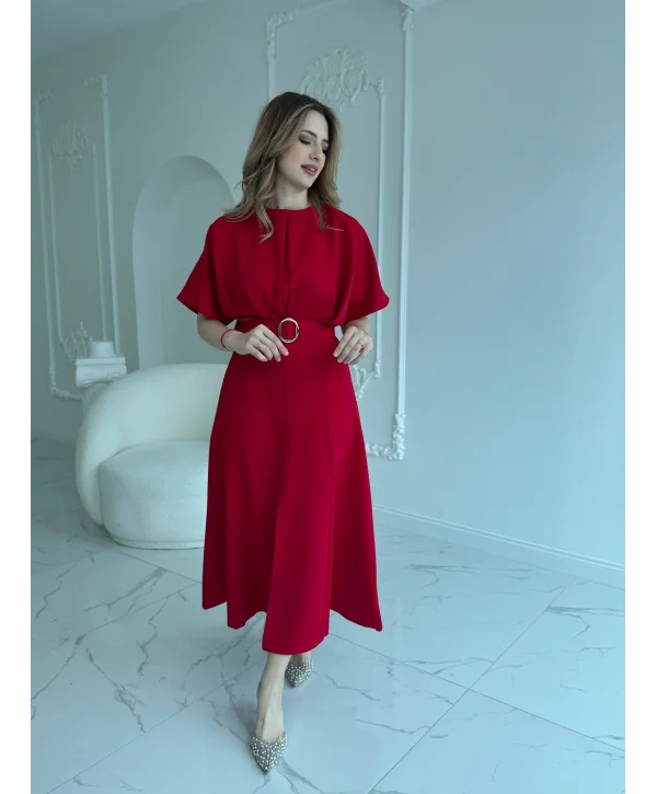 Kemer Detaylı Yırtmaçlı Pliseli Maxi Boy Kırmızı Elbise