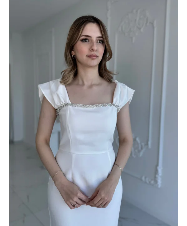 Beyaz Maxi boy yaka taş detaylı uzun elbise